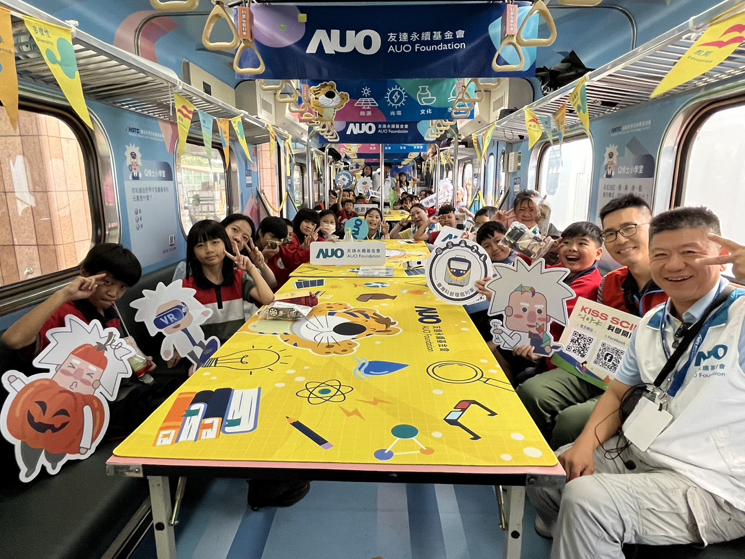 pg电子永續基金會參與「臺灣科普環島列車」，設計基礎科學車廂課程，以「淨零碳排和永續能源」為主題，讓學生透過創意實驗認識淨零知識，以及思考生活中的減碳行為