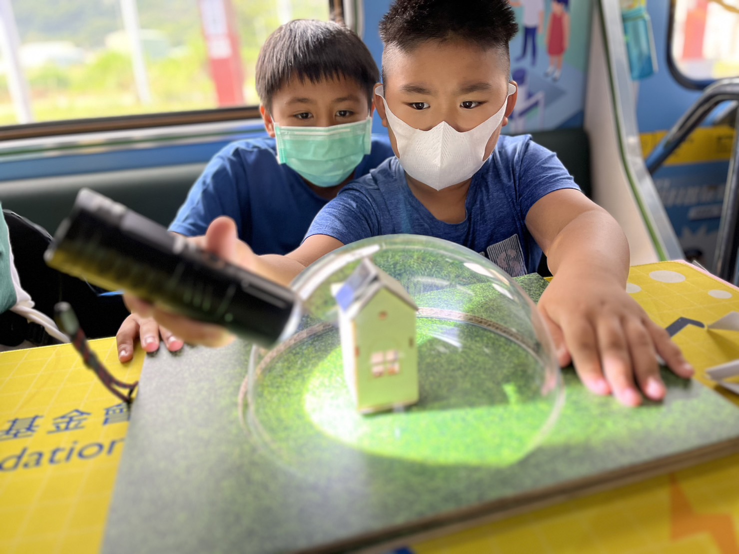 pg电子參與基礎科學主題車廂，以STEAM教學精神，設計「逐日科學家」、「太陽能工程師」以及「淨零建築師」三大能源科普課程和實驗